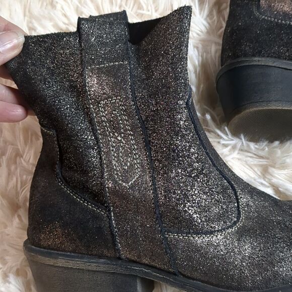 Charles by Charles David Silver Metallic Leather Booties Size 5 - Picture 3 of 9